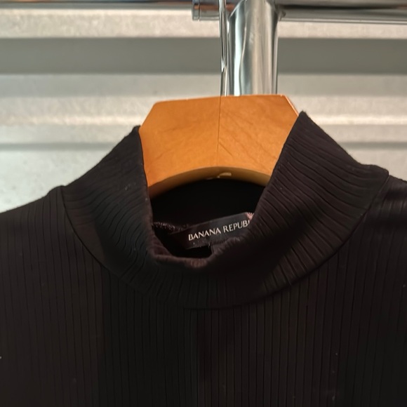 Banana Republic Black Mock Neck Sleeveless Top - Picture 5 of 6